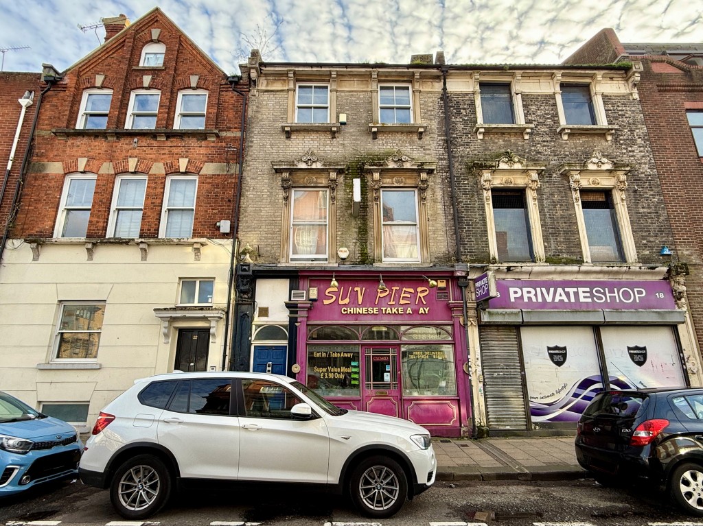 Lot: 51 - MIXED COMMERCIAL AND RESIDENTIAL INVESTMENT - Mixed commercial and residential property